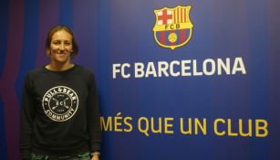 Tajonar posa junto al escudo del Barça en la Ciudad Deportiva Joan Gamper