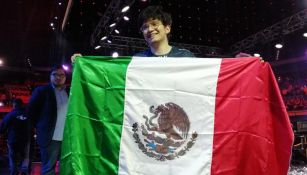 Seiya presume la bandera de México tras ganar la LLA