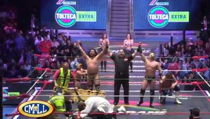 Bárbaro Cavernario y Titán festejan en el centro del ring