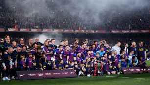 Jugadores del Barcelona festejan título de Liga 