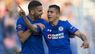 Edgar Méndez y Cata Domínguez festejan un gol con Cruz Azul