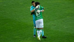 Jiménez y Macías se abrazan después del partido