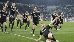 Jugadores del Ajax festejan pase a Semifinales
