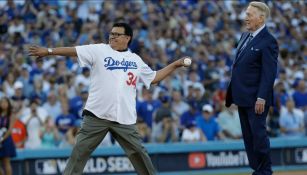 Fernando Valenzuela lanzando la primera bola en un juego de Dodgers