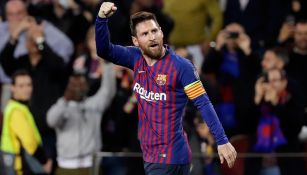 Messi levanta el brazo y anima a la afición blaugrana