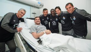 Iker Casillas recibe la visita de la plantilla del Porto