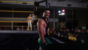 Garza Jr. hace su entrada al ring