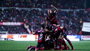 Jugadores de Xolos celebran anotación contra Puebla