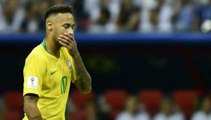 Neymar se lamenta durante un juego con la selección de Brasil