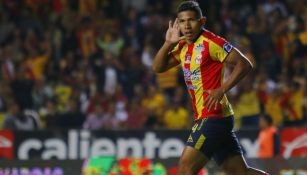 Edison Flores festeja un gol con Monarcas Morelia 