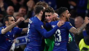 Los jugadores del Chelsea abrazan a Kepa tras ganar la tanda de penaltis