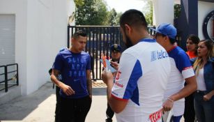 Domínguez habla con un aficionado a las afuera de La Noria