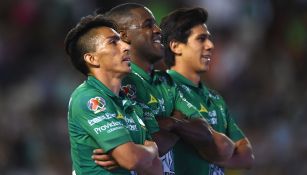 Mena, Campbell y Macías festejan gol con León