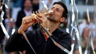 Novak Djokovic besa el trofeo del Abierto de Madrid