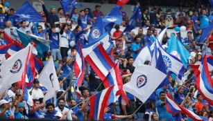Aficionados de Cruz Azul alientan a su equipo en duelo vs América