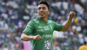 Ángel Mena festeja un gol con el León