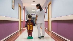 Niño del hospital San Rafael en Madrid con su bata de Leo Messi 