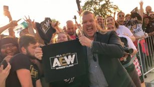 Chris Jericho sostiene una toalla de All Elite Wrestling