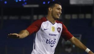 Juan Escobar festeja un gol con Cerro Porteño