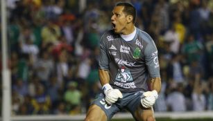 Rodolfo Cota festeja un gol del León