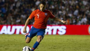 Alexis Sánchez golpea el balón en un amistoso vs México