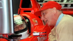 Niki Lauda saluda a Schumacher en 1998