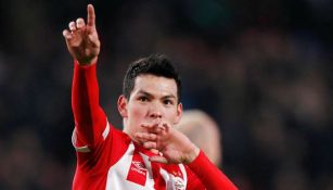 Hirving Lozano festeja un gol con el PSV