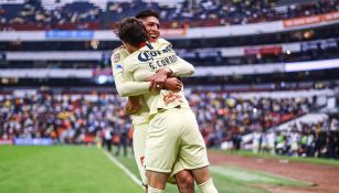 Edson Álvarez y Sebastián Córdova festejan un gol
