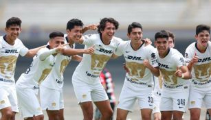 Jugadores de Pumas Sub 17 festejan un gol vs Atlas