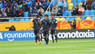 Jugadores de México en lamento durante el partido ante Japón  