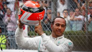 Hamilton muestra su casco con el nombre de Niki Lauda