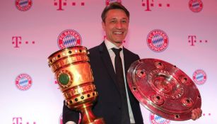Niko Kovac posa con el trofeo de la DFB-Pokal y la Bundesliga  