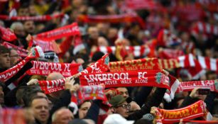 Aficionados del Liverpool cantan el tradicional himno del equipo inglés