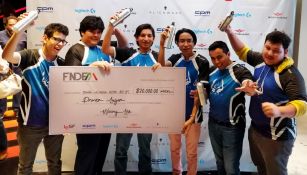 Los jugadores de Nawal Gaming festejan tras ganar el torneo de League of Legends