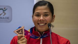 Briseida Acosta muestra medalla conquistada en Manchester