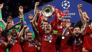 Jugadores del Liverpool levantando el título de la Champions 