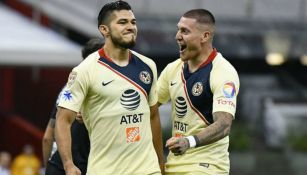 Henry Martín y Nico Castillo festejan un gol con el América
