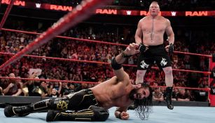 Brock Lesnar ataca a Seth Rollins