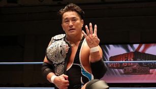 Atsushi Aoki posa con el campeonato de AJPW