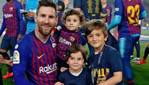 Messi celebra el título de Liga con sus tres hijos 