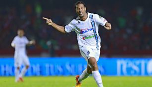 Ronaldinho festeja gol con Querétaro en Liga MX 