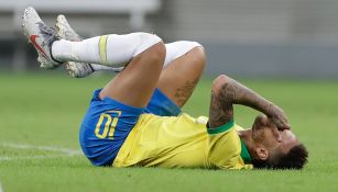 Neymar se lamenta en el césped durante un juego de Brasil