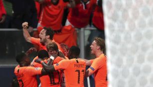 Jugadores de Holanda celebran anotación contra Inglaterra