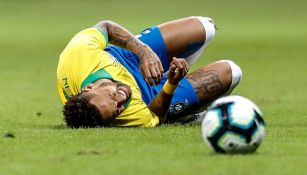 Neymar, doliéndose tras recibir una falta