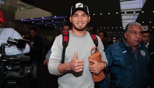 Juan Escobar a su llegada a México para firmar con Cruz Azul