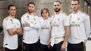 Juagdores del Real Madrid posan con la nueva camiseta 