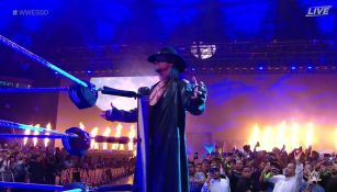 The Undertaker hace su entrada al ring