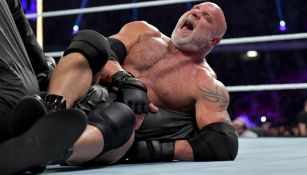 Bill Goldberg le aplica una llave a Undertaker