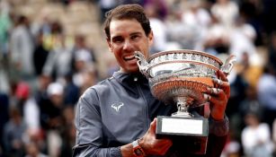 Rafael Nadal, con su trofeo de Roland Garros