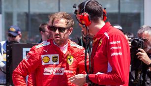 Vettel platica con personal de su equipo en el GP de Canadá
